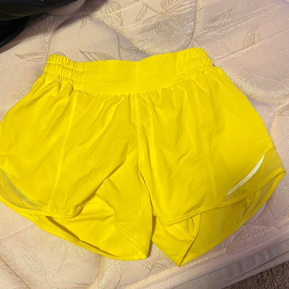 RARE YELLOW LULULEMON HOTTY HOT 2.5 INCH SIZE 4